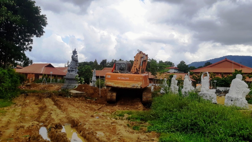 Đầu tháng 5/2021, thông tin từ UBND Thị trấn Đạ M'ri cho hay, dự án Khu du lịch tâm linh Đại Tùng Lâm - Hoa Sen bị đình chỉ thi công vì có một số quy trình chưa đảm bảo thủ tục pháp lý. Nhưng đến cuối tháng 5/2021, theo ghi nhận của Phóng viên, bên trong dự án này vẫn đang được thi công.