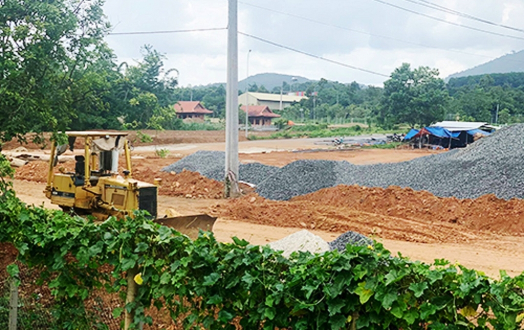Chủ đầu tư dự án Khu du lịch tâm linh Đại Tùng Lâm - Hoa Sen bị bà Nguyễn Thị Tương, ngụ xã Phú Hội, huyện Đức Trọng, tỉnh Lâm Đồng tố đã xâm chiếm một phần đất của mình để san ủi, hủy hoại đất và tài sản trên đất để thi công dự án.