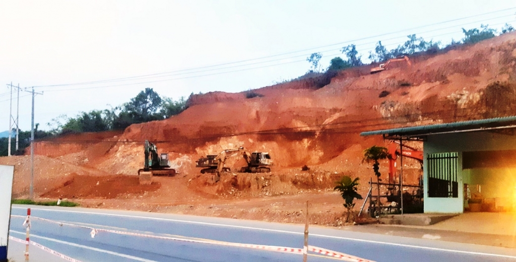 Khu vực khai thác đất có dấu hiệu trái phép của Công ty TNHH Đầu tư và Du lịch Hoa Sen nằm cạnh Quốc lộ 20 nhưng không có biện pháp bảo đảm an toàn, bảo vệ môi trường triệt để?