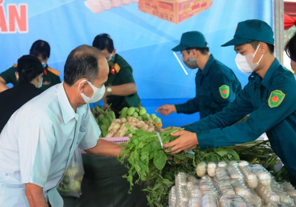 Cán bộ, chiến sĩ Bộ Chỉ huy Quân sự tỉnh An Giang trao quà hỗ trợ cho người dân