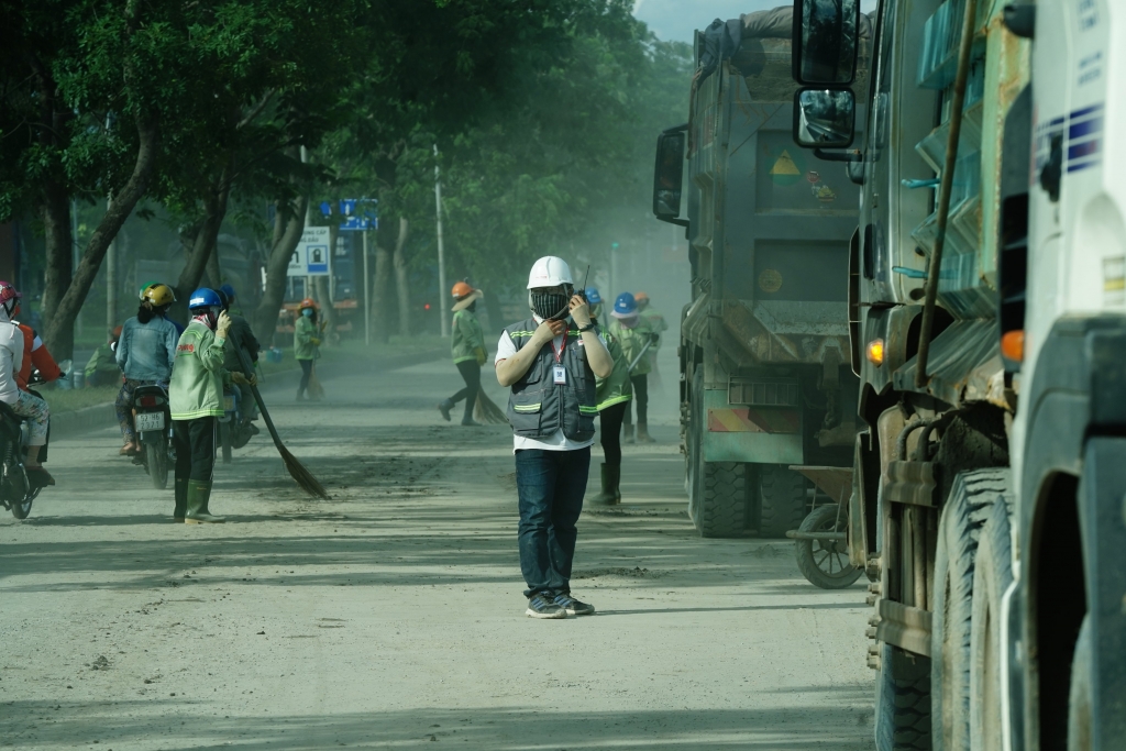 Công nhân ngày đêm thi công bệnh viện dã chiến quy mô 3.500 giường tại huyện Bình Chánh (TP HCM)