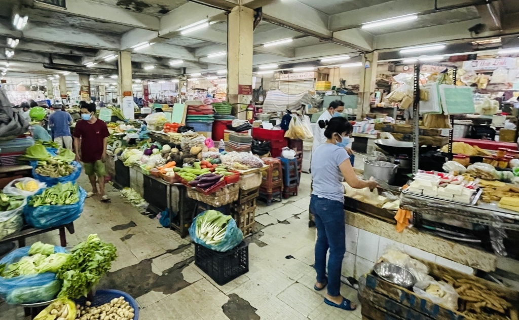 Tiểu thương bán hàng tại chợ trong mùa dịch (Ảnh minh họa)