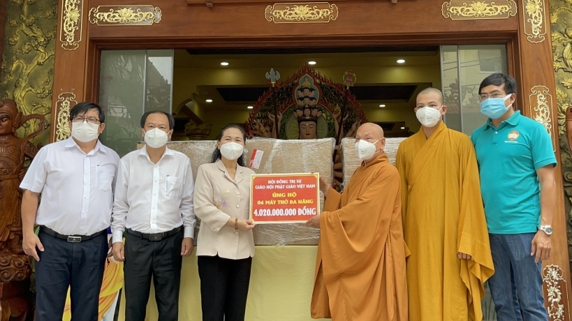 TP HCM tiếp nhận thiết bị y tế trị giá hơn 4 tỷ đồng do Giáo hội Phật giáo trao tặng
