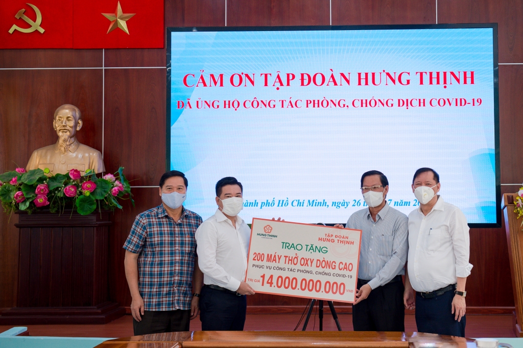 Ông Nguyễn Đình Trung – Chủ tịch Tập đoàn Hưng Thịnh (thứ 2 từ trái sang) trao tặng 200 máy thở oxy dòng cao trị giá 14 tỷ đồng cho ông Phan Văn Mãi - Ủy viên Trung ương Đảng, Phó Bí thư Thường trực Thành ủy TP.HCM