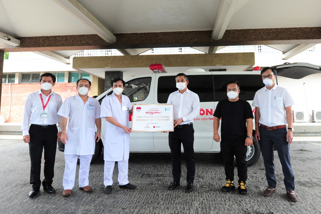 Ông Nguyễn Văn Cường – Phó Chủ tịch Tập đoàn Hưng Thịnh (thứ 3 từ phải sang) cùng đại diện các nhà tài trợ trao tặng 1 xe cứu thương cho BV Thống Nhất