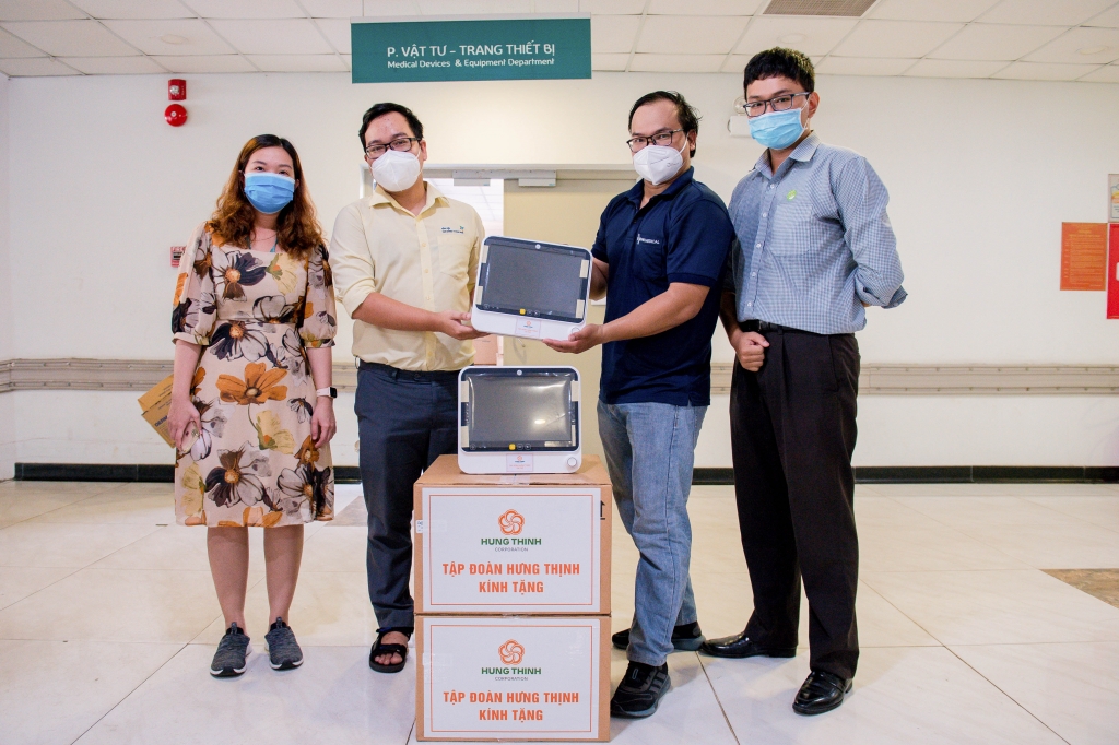 Tập đoàn Hưng Thịnh cũng đã dành 10 tỷ đồng để trao tặng 75 máy theo dõi bệnh nhân (monitor 5 thông số) cho 9 bệnh viện tuyến đầu điều trị Covid-19 tại TP HCM