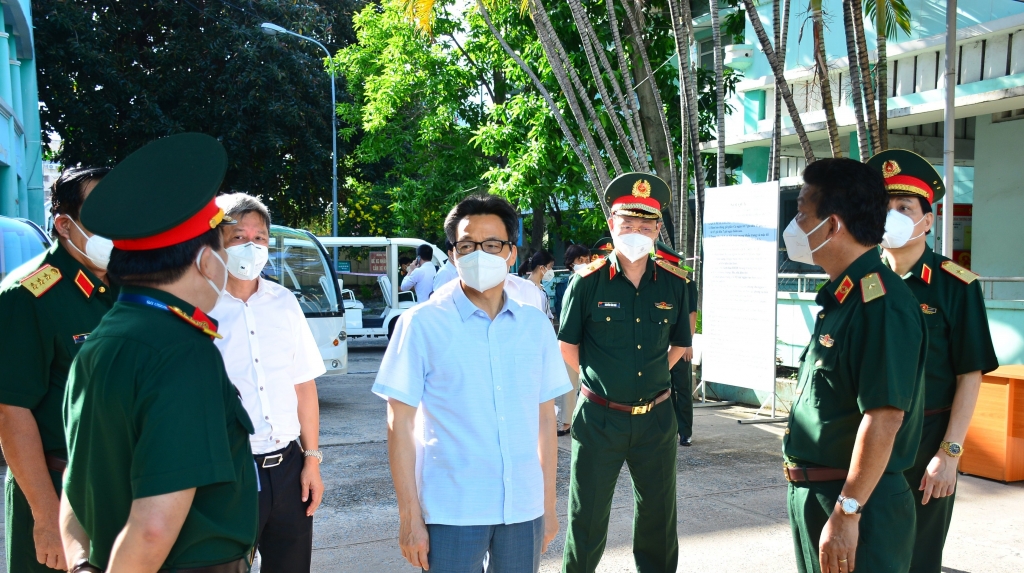 Phó Thủ tướng Vũ Đức Đam trao đổi với đoàn công tác và Bệnh viện Quân y 175