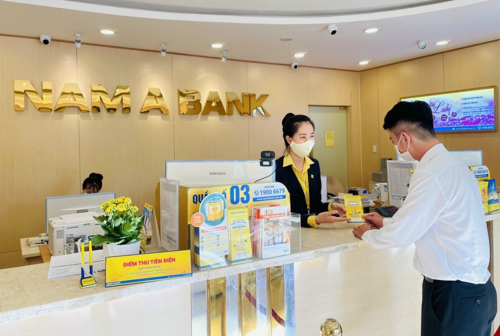 Khách hàng giao dịch tại Nam A Bank