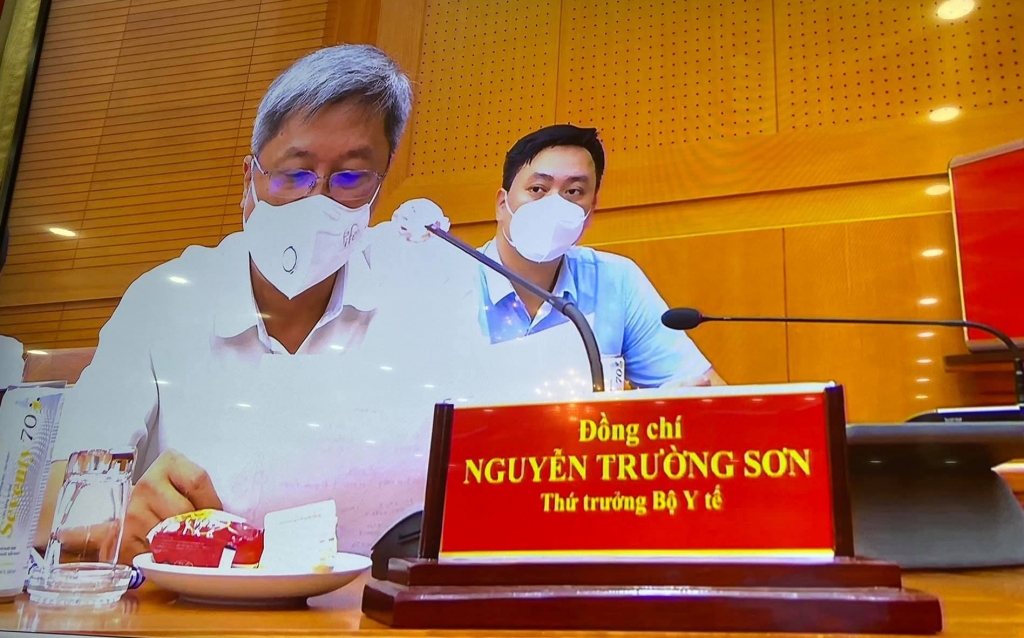Thứ trưởng Bộ Y tế Nguyễn Trường Sơn - Trưởng Bộ phận thường trực đặc biệt của Bộ Y tế tại TP HCM