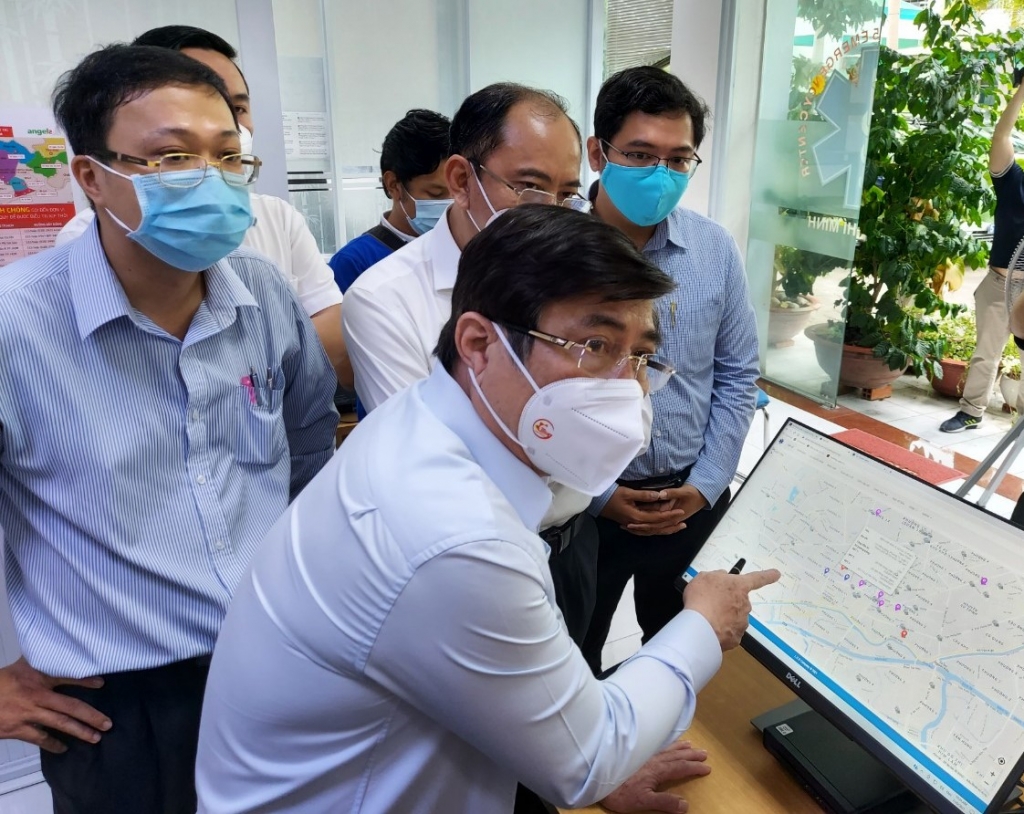 Chủ tịch UBND TP HCM Nguyễn Thành Phong trong chuyến kiểm tra tình hình phòng chống dịch bệnh tại một bệnh viện