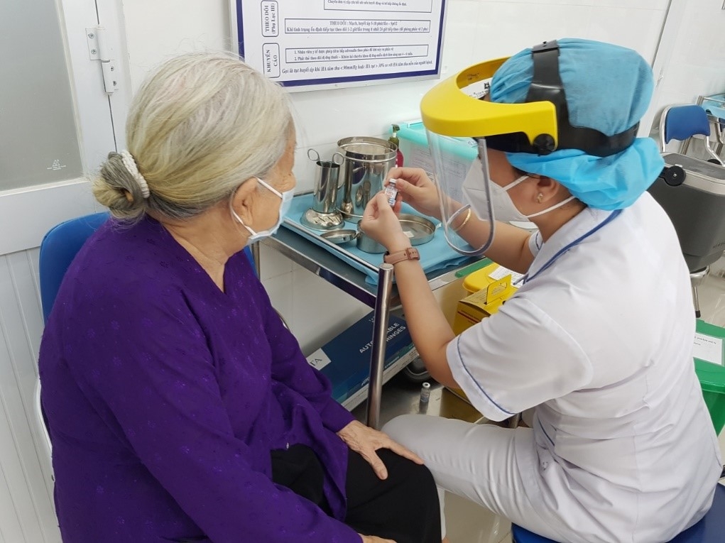 tiêm vắc xin cho người dân tại quận Tân Bình 