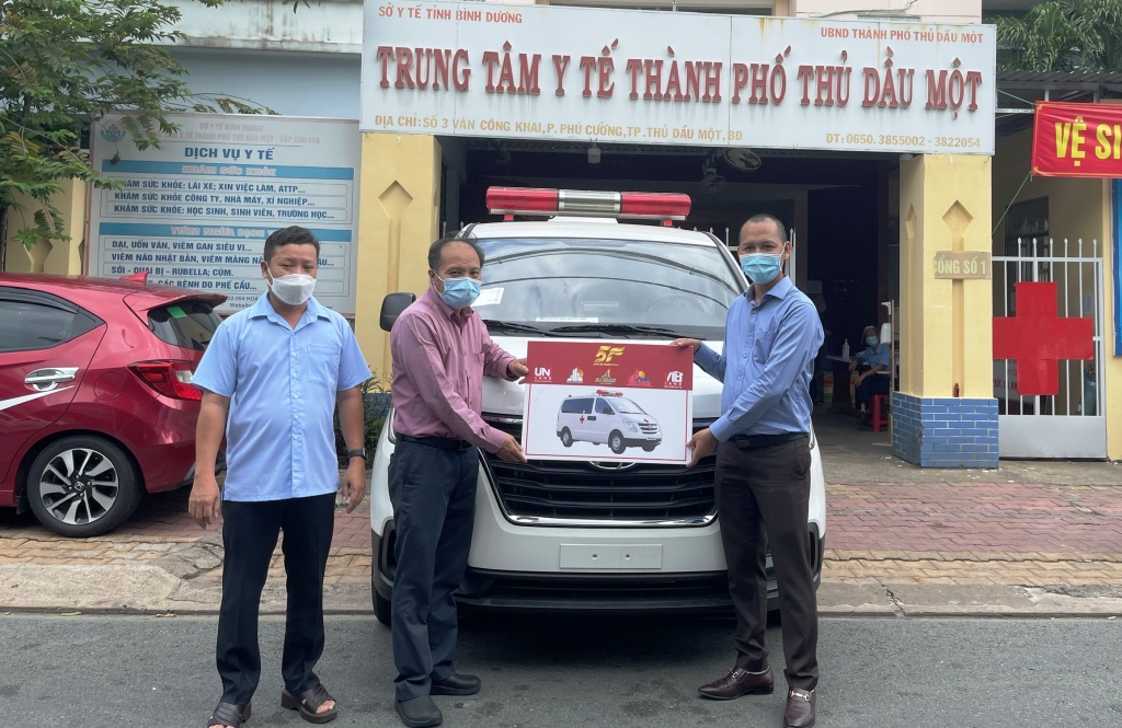 ông Nguyễn Hữu Tùng đại diện Ban lãnh đạo 5F trao xe cho ông Trần Sĩ Nam - Phó Chủ tịch UBND TP Thủ Dầu Một và ông Nguyễn Văn Đức - Giám đốc Trung tâm Y tế TP