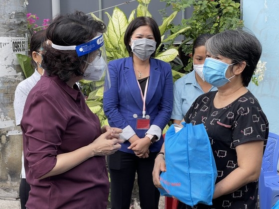 Lãnh đạo TP HCM  thăm, tặng quà các hộ dân ở "vùng xanh" của quận Phú Nhuận