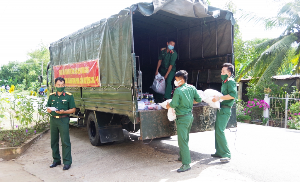 Chuyến xe “Ấm tình hậu phương” được tổ chức thành 3 đoàn, trao tặng 1.000 suất quà