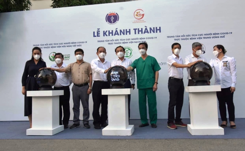 các bệnh viện tuyến Trung ương trực thuộc Bộ Y tế là Bệnh viện Bạch Mai, Bệnh viện Việt Đức, Bệnh viện Trung ương Huế đã tổ chức lễ khánh thành các trung tâm hồi sức tích cực Covid-19 trực thuộc các bệnh viện trên địa bàn TP HCM