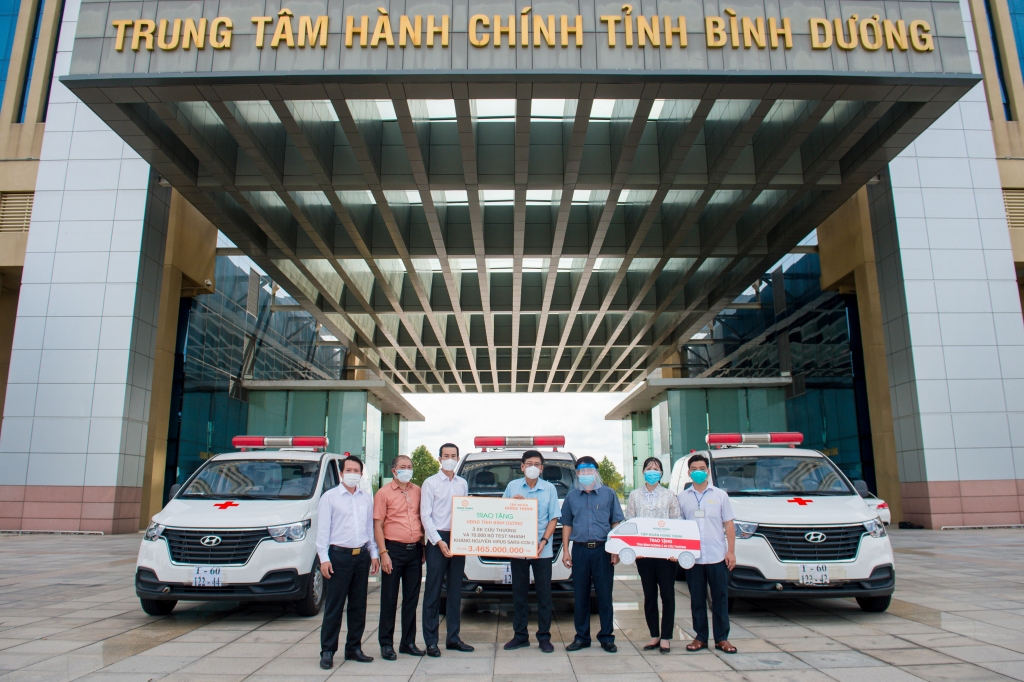 Ông Cao Minh Hiếu, Thành viên HĐQT Tập đoàn Hưng Thịnh,  kiêm Phó TGĐ Hưng Thịnh Land trao tặng tỉnh Bình Dương 3 xe cứu thương  và 10.000 bộ kit xét nghiệm nhanh SARS-CoV-2 hỗ trợ phòng, chống dịch Covid-19