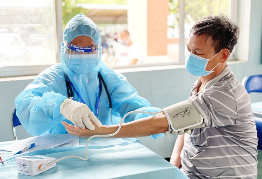 Kiểm tra huyết áp, sức khỏe trước khi tiêm vắc xin