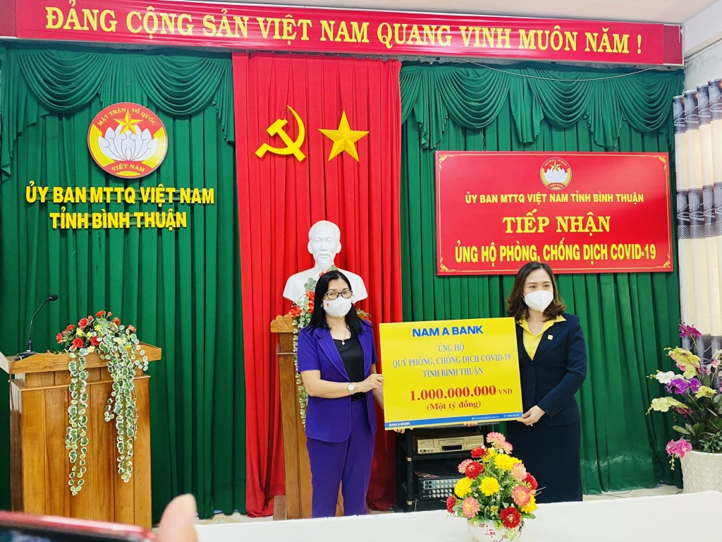 Đại diện Ủy Ban MTTQ Việt Nam tiếp nhận 1 tỷ đồng ủng hộ từ Bà Tân Thị Lệ Huyền – Giám đốc Nam A Bank Bình Thuận