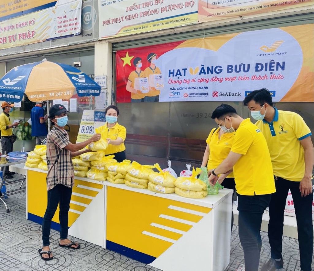 Hy vọng, với những phần quà thiết thực này sẽ góp phần giúp bà con chăm lo cuộc sống, vượt dịch an toàn