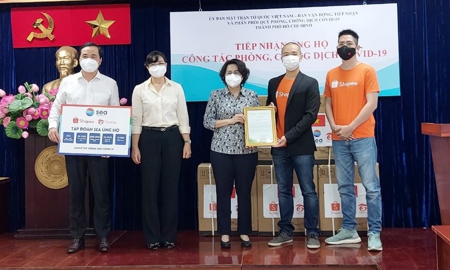 Đại diện Tập đoàn Sea (Shopee và Garena Việt Nam) trao tặng nhiều vật tư y tế trị giá 42 tỷ đồng