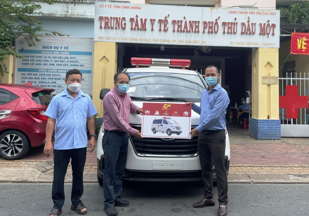 Ông Nguyễn Hữu Tùng đại diện Ban lãnh đạo 5F trao xe cho ông Trần Sĩ Nam - Phó Chủ tịch UBND TP Thủ Dầu Một và ông Nguyễn Văn Đức - Giám đốc Trung tâm Y tế TP