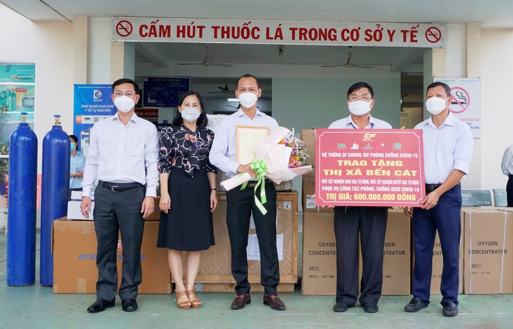 Hệ thống 5F tiếp tục trao tặng TX Bến Cát bộ máy xét nghiệm sinh hóa tự động và bộ máy xét nghiệm huyết học tự động