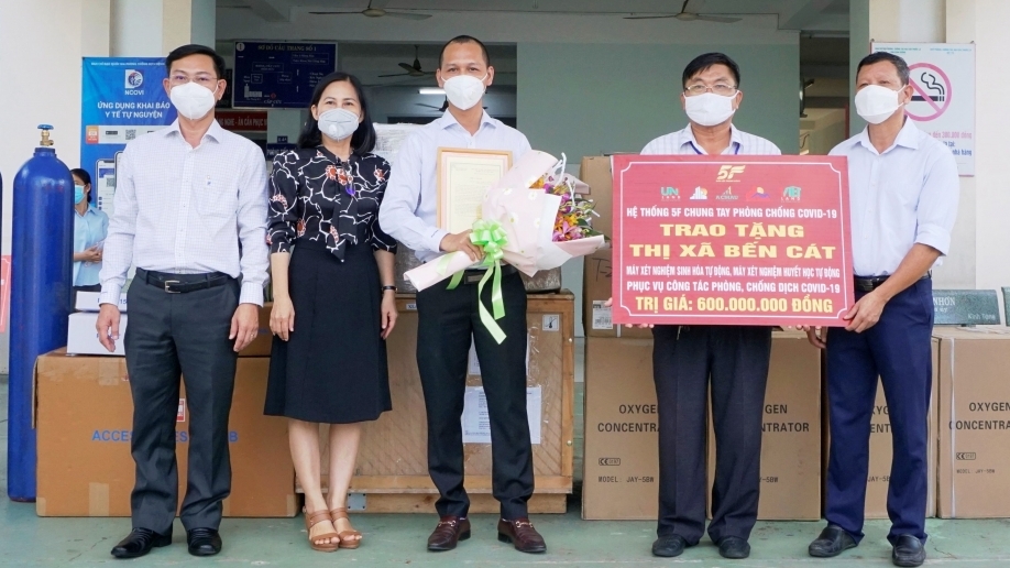 Hệ thống 5F tiếp tục hỗ trợ vật tư y tế cho thị xã Bến Cát chống dịch