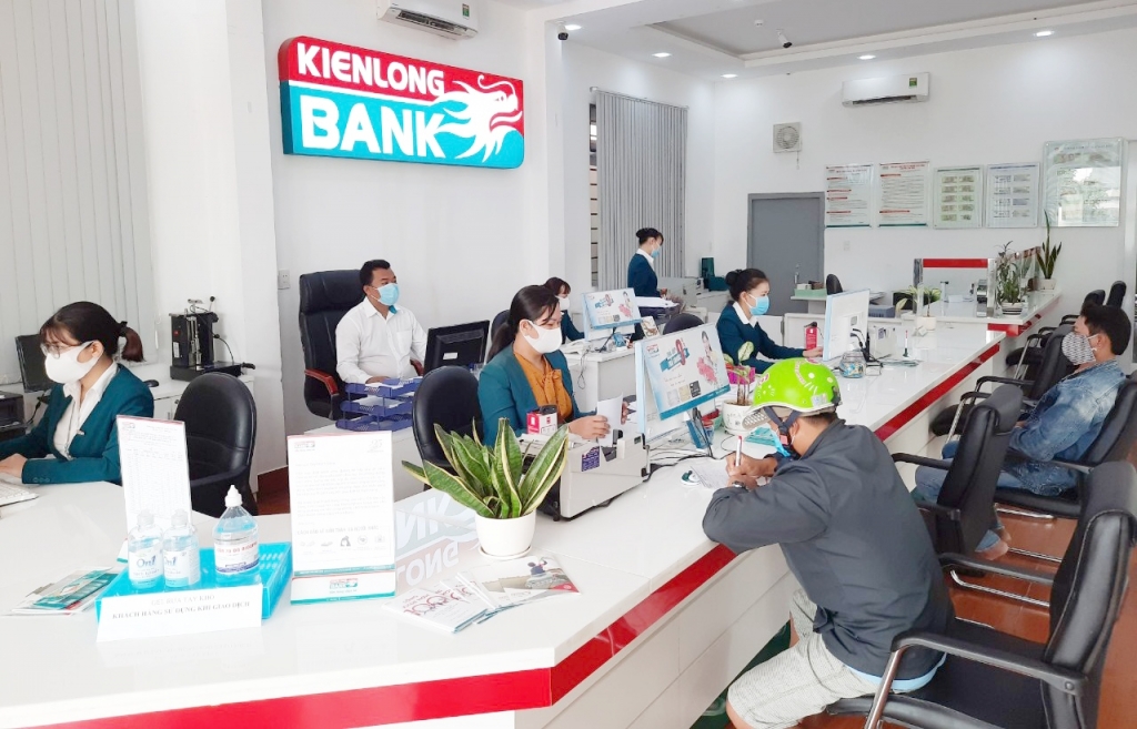 khách hàng giao dịch tại Kienlongbank