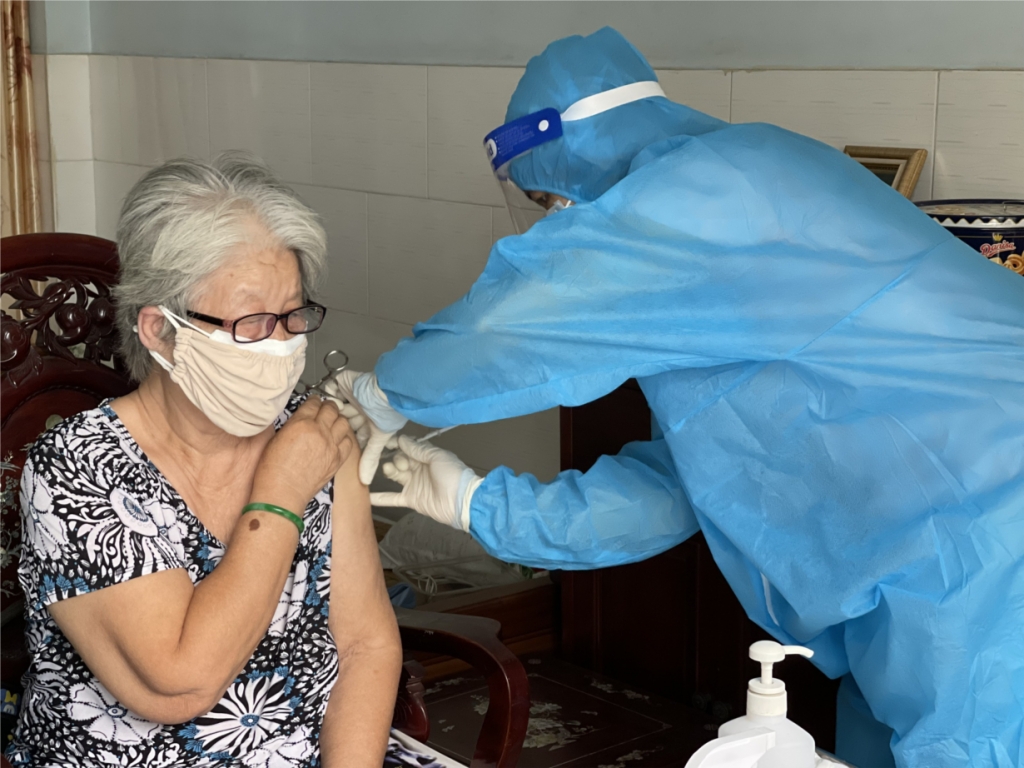 Triển khai đội lưu động tiêm vaccine tại nhà cho người cao tuổi ở TP Hồ Chí Minh