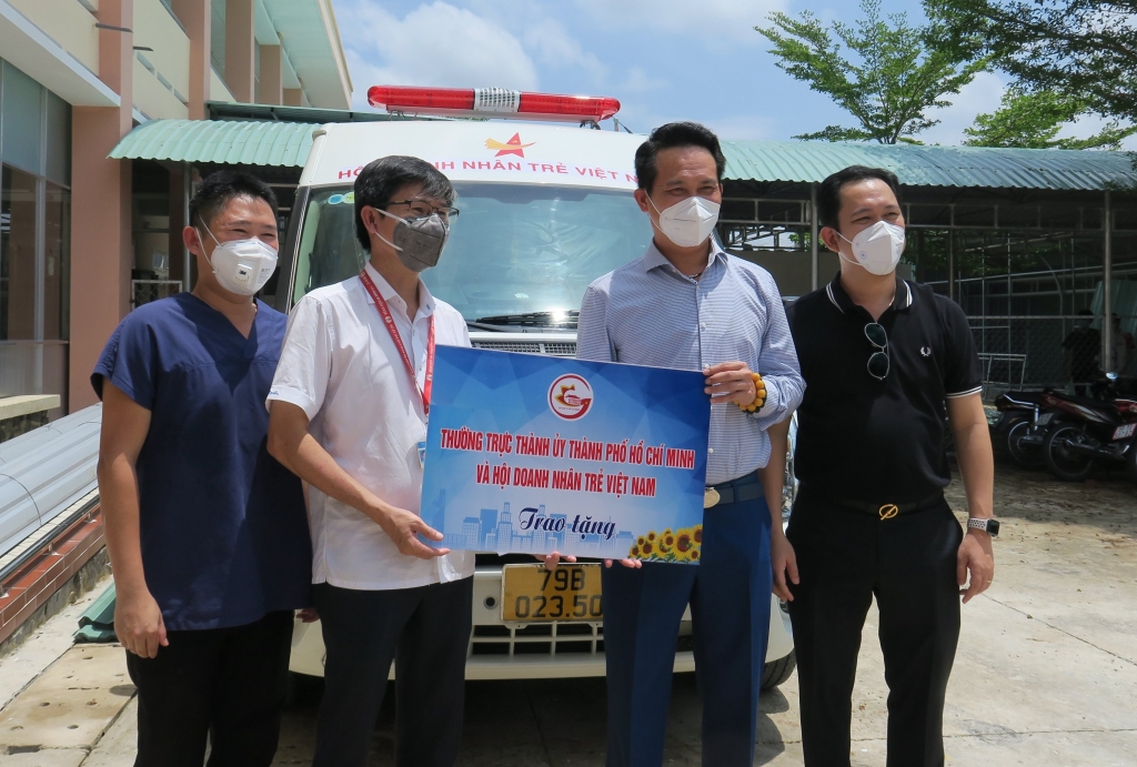 Hội Doanh nhân trẻ Việt Nam đã trao tặng 1 xe cứu thương trị giá hơn 1,2 tỷ đồng cho Bệnh viện dã chiến Liên minh công nông