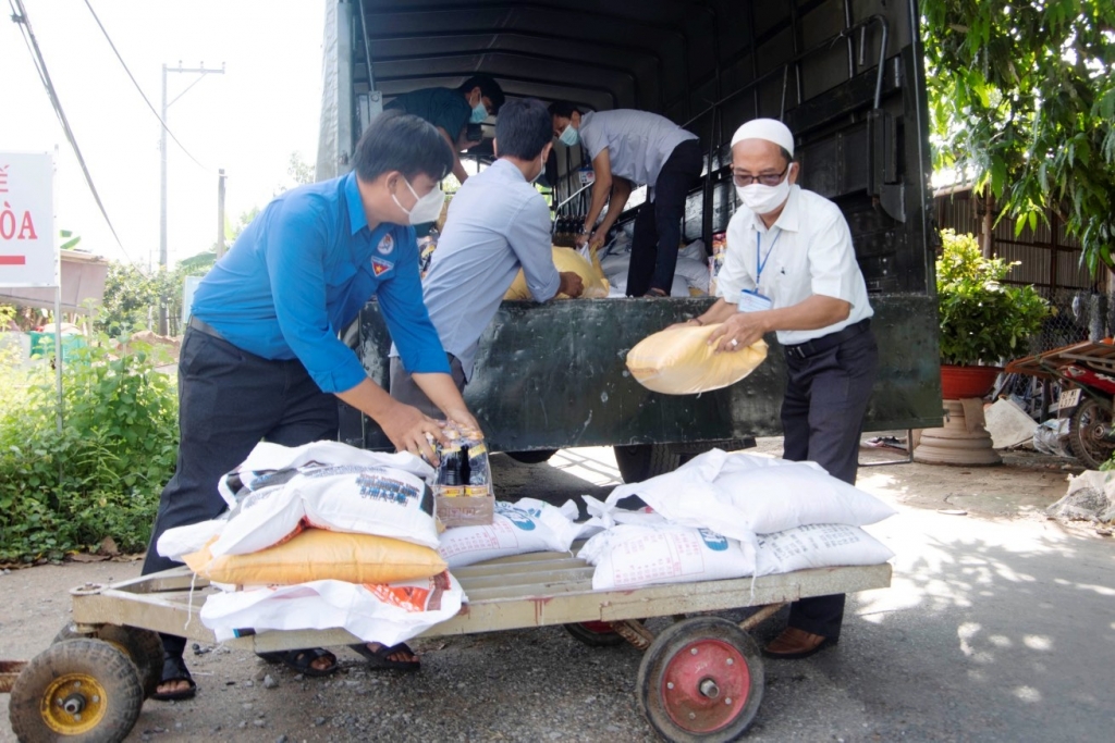 Chuyến xe “Ấm tình hậu phương” đến với bà con nghèo của 5 huyện tỉnh An Giang