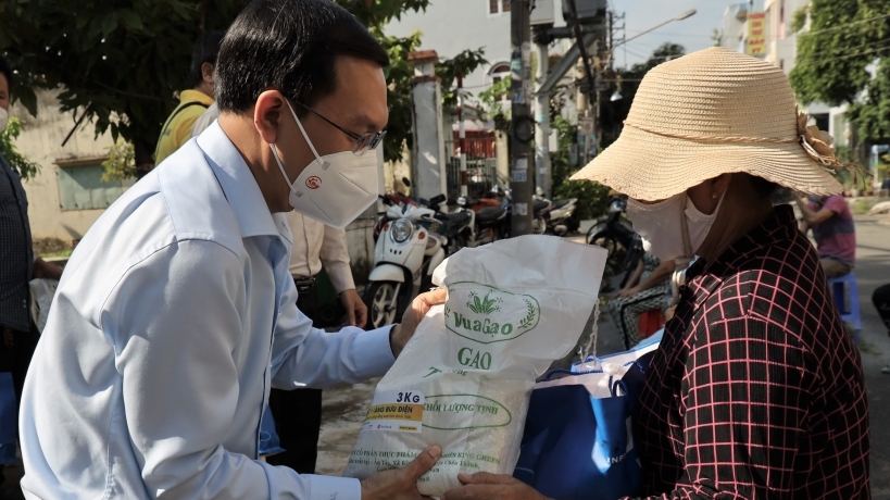 Lãnh đạo Sở Thông tin và Truyền thông TP HCM tặng quà cho người dân gặp khó khăn