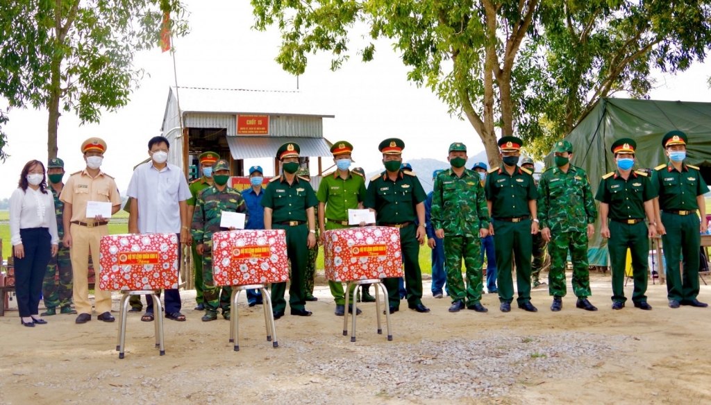 2-Thay mặt Đoàn công tác, Thiếu tướng Đoàn Thanh Xuân, phó Chính uỷ Quân khu 9 tặng quà cho cán bộ, chiến sĩ (2)