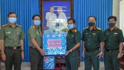 Công an tỉnh An Giang trao tặng vật tư y tế cho Bộ Chỉ huy Quân sự tỉnh