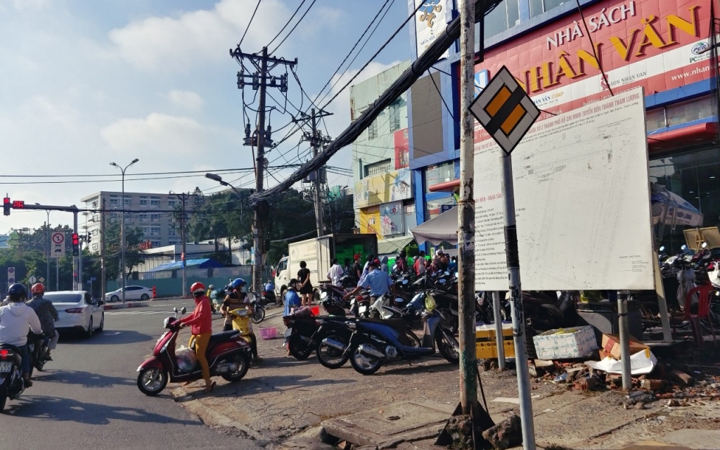 Gần đến ngày nhập học, nhà sách cũng đông đúc không kém