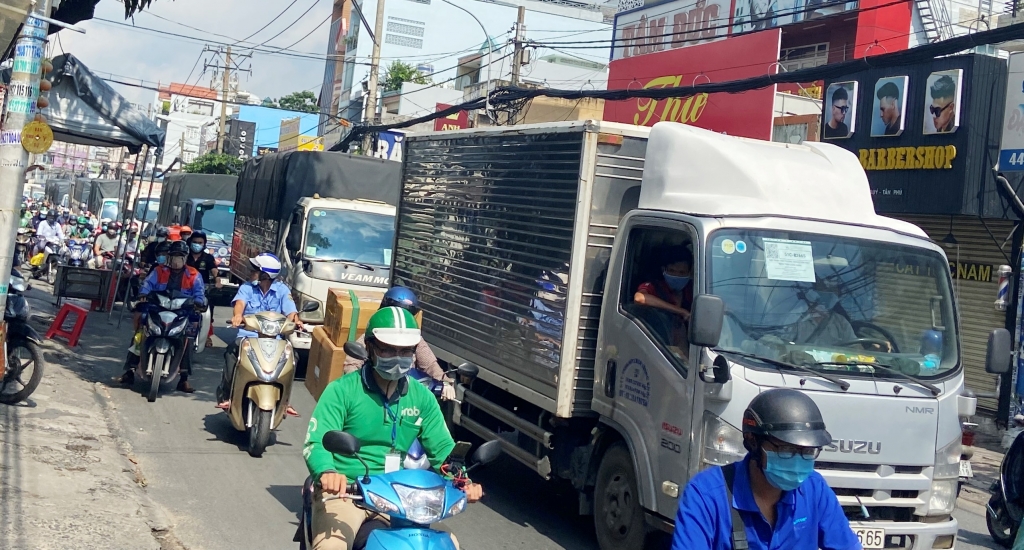 Tình trạng người dân ra đường không khác ngày thường 