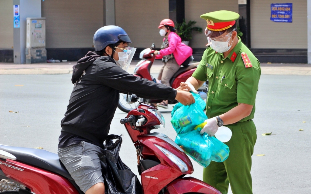 Tái diễn cảnh người dân ùn ùn đổ ra đường trước giờ TP HCM siết giãn cách từ ngày 23/8