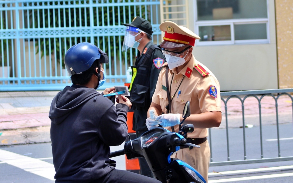 TP Hồ Chí Minh đề xuất cán bộ công chức mặc đồng phục ra đường trong mùa dịch. 