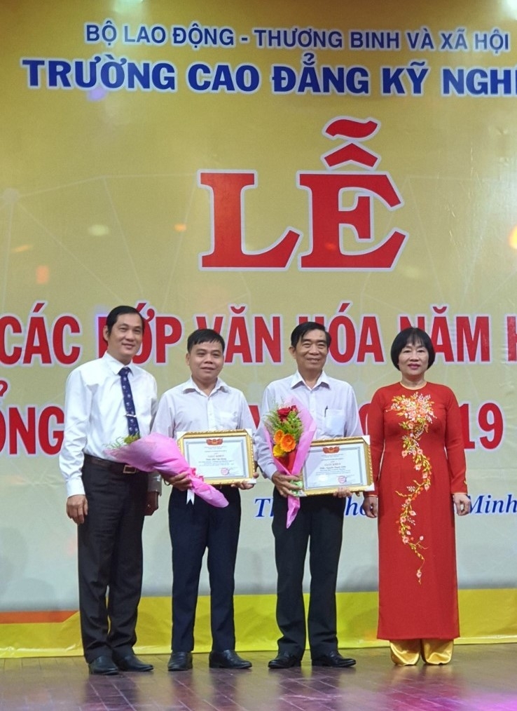 TS Bùi Văn Hưng – Phó hiệu trưởng Trường Cao đẳng Kỹ nghệ II và Thầy Nguyễn Thanh Liêm – Phó giám đốc Trung tâm giáo dục nghề nghiệp – Giáo dục thường xuyên Thủ đức được tặng giấy khen có thành tích xuất sắc về công tác quản lý theo mô hình 9+ khóa học 2017-2020 (hình ảnh trước dịch covid -19)