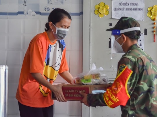 Lực lượng quân đội trao quà, thực phẩm thiết yếu cho người dân TP Hồ Chí Minh