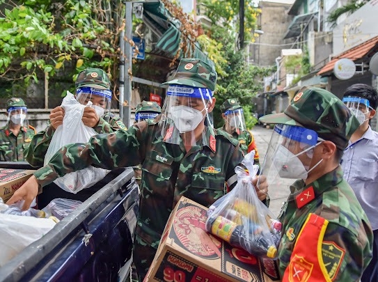 Tiểu đoàn 17, Sư đoàn 5, Quân khu 7 đã thực hiện nhiệm vụ đầu tiên trong ngày là trao tặng thực phẩm cho 500 hộ dân khó khăn