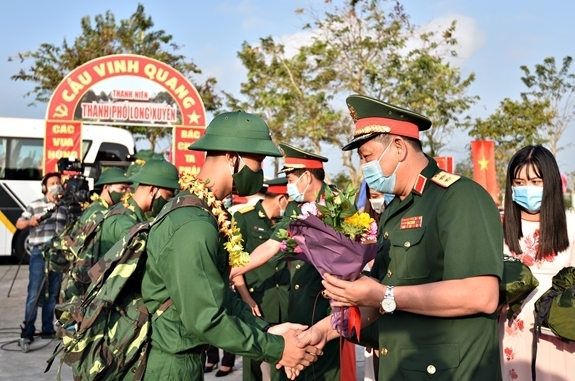 Trung tướng Huỳnh chiến thắng, ủy viên trung ương Đảng, phó tổng tham mưu trưởng quân đội nhân dân Việt Nam tặng hoa chúc mừng thanh niên tp. Long xuyên, tỉnh an Giang lên đường nhập ngũ năm 2021