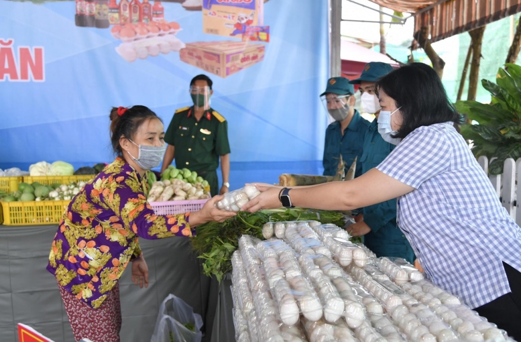 Bộ Chỉ huy Quân sự An Giang phối hợp chính quyền địa phương tổ chức gian hàng 0 đồng, hỗ trợ người dân bị ảnh hưởng bởi dịch Covid-19