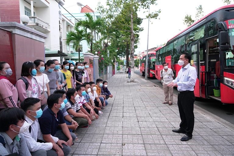 Giám đốc Sở Y tế An Giang Trần Quang Hiền động viên đoàn y, bác sĩ trước khi xuất phát