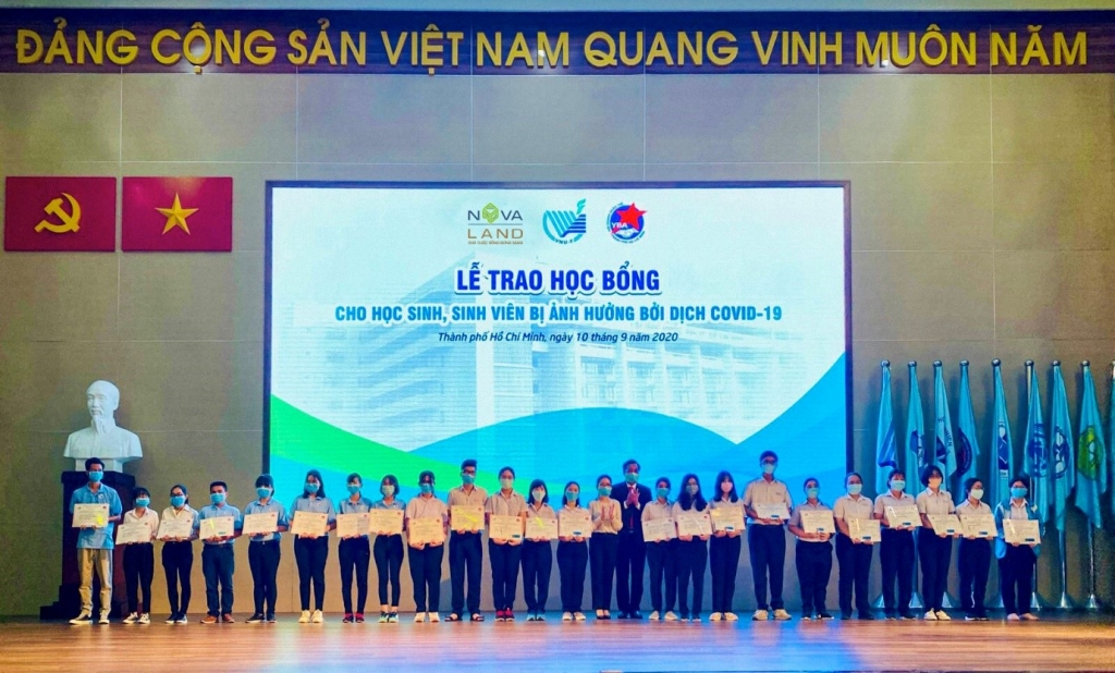 Đại diện Tập đoàn Novaland và đại diện ĐHQG-HCM trao học bổng cho học sinh, sinh viên bị ảnh hưởng bởi dịch Covid-19