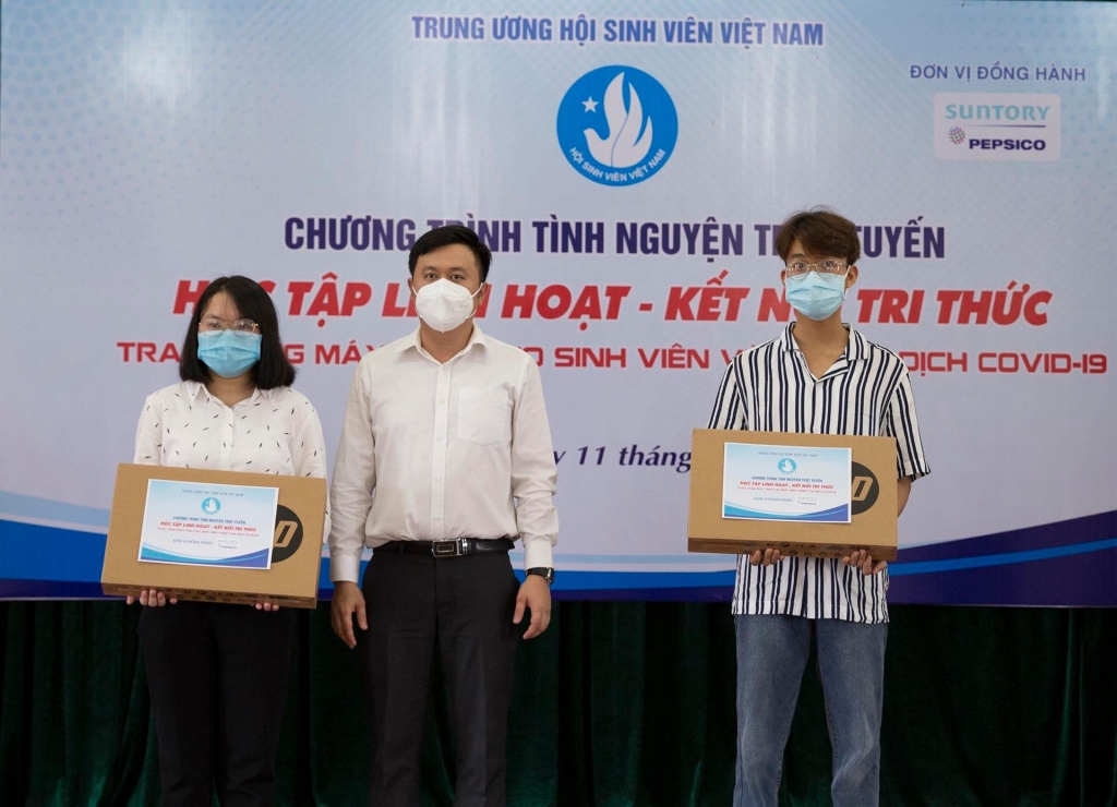 70 máy tính đã được Suntoty PepsiCO Việt Nam phối hợp với Trung ương Hội Sinh viên Việt Nam trao tặng cho sinh viên khó khăn