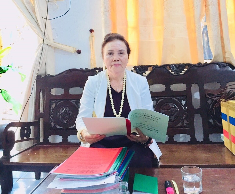 Bà Trần Thị Hương bên một số hồ sơ khiếu kiện qua nhiều năm