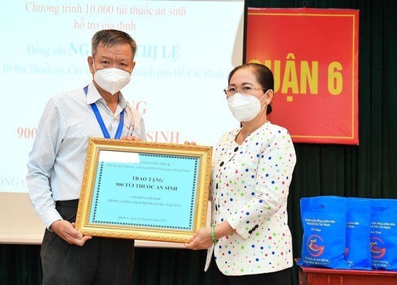 Phó Bí thư Thành ủy, Chủ tịch HĐND TP Hồ Chí Minh Nguyễn Thị Lệ đã trao 900 túi thuốc an sinh tặng Ban Chỉ đạo Phòng chống dịch Covid-19 Quận 6