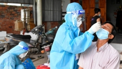 An Giang: Quân y phối hợp Sở Y tế ra quân xét nghiệm Covid-19 toàn huyện Châu Thành