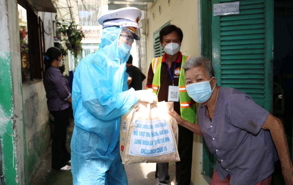 300 túi an sinh của các chiến sỹ Nhà giàn DK1 đã trao đến người dân cần thiết